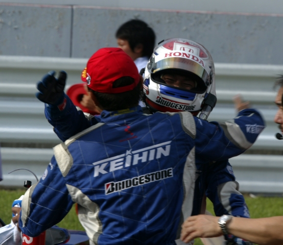 劇的な逆転勝利を成し遂げ、健闘を称えあう金石と塚越