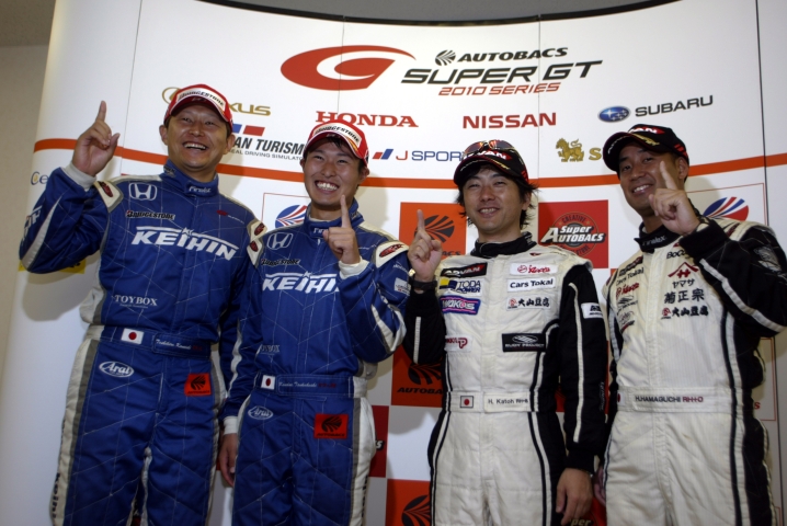 第5戦を制した#17ケーヒンHSVと#2アップル・K-ONE紫電のドライバーたち