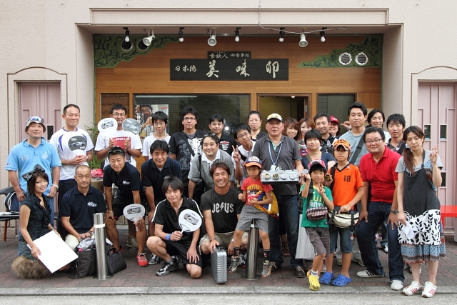 お店の前で記念写真。