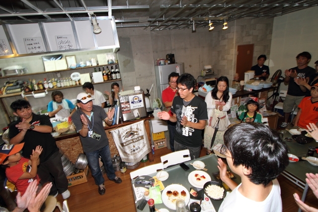 最後は小林勝彦カメラマンの一本締めで