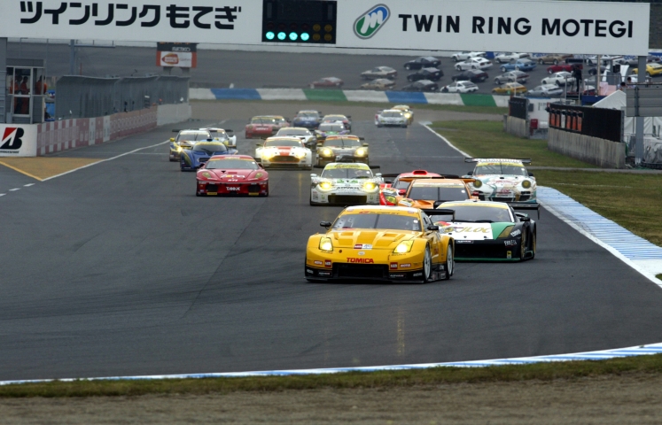 GT300のスタート。ポールの#3トミカZが序盤から逃げにかかる