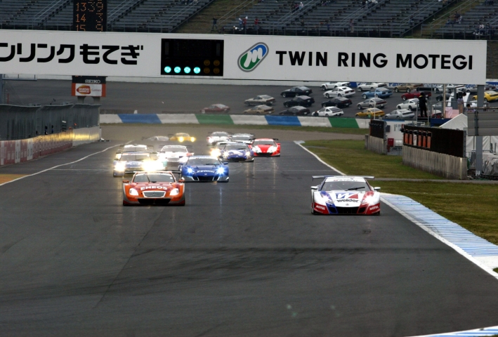 GT500のスタート。ここでは2位につけていた#6エネオスSCだったが、既にこの時点でペナルティの審議が行われていた