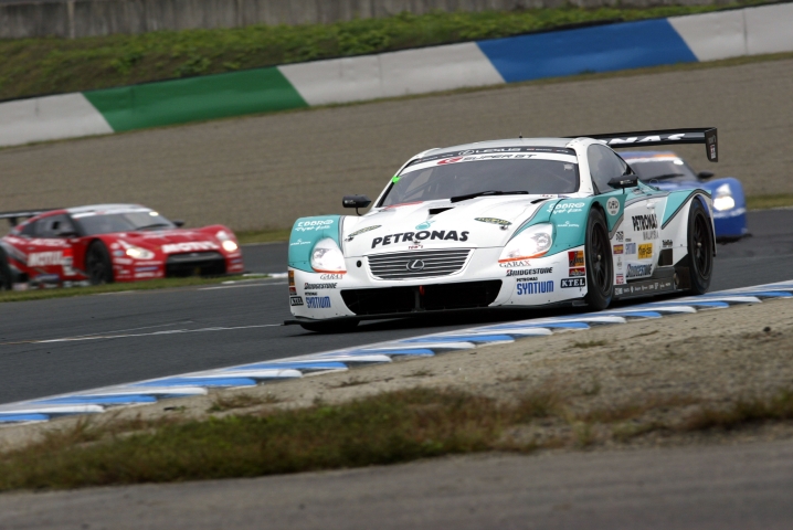 予選5位からスタートした#1ペトロナスSCはロッテラーの攻めの走りで19周目にトップに躍り出た