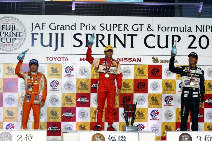 GT300クラス第1レースの表彰式