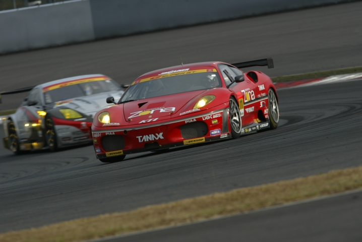 序盤は国本雄資のカローラと吉本大樹のアストンマーチンが激しいトップ争いを展開。しかし後半の主役は平中克幸のフェラーリだった