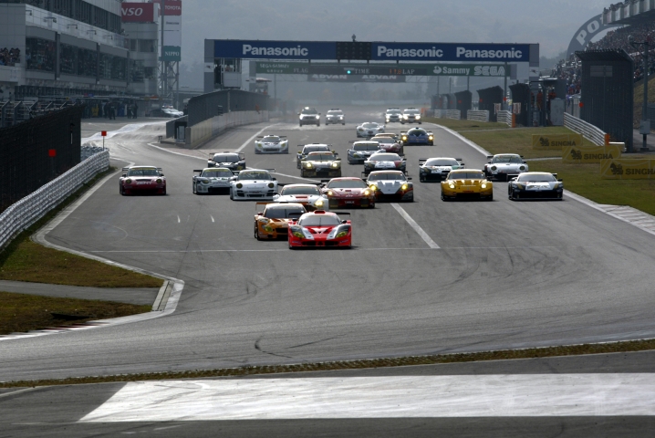 GT300第1レース優勝は平中克幸。一旦はスタートで順位を落としたが、見事なオーバーテイクを連発して場内を沸かせた