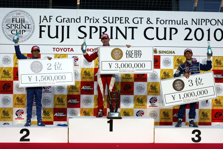 GT500クラス第1レースの暫定表彰式。2位は塚越広大、3位はロニー・クインタレッリだった