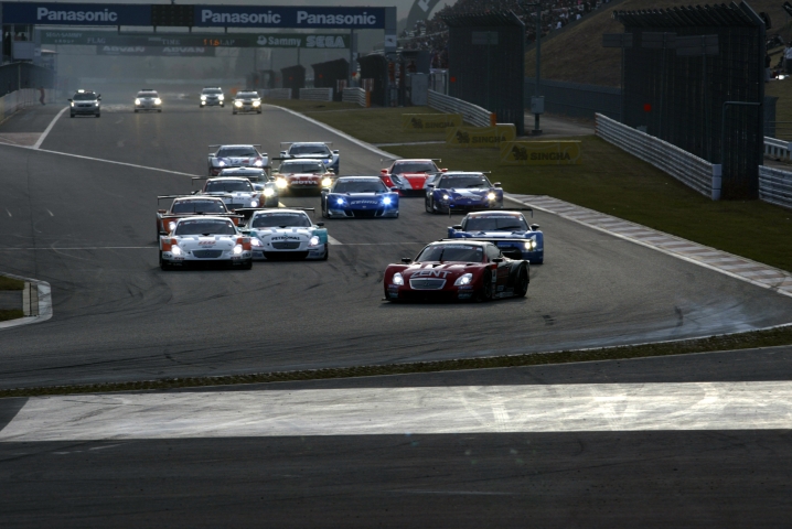 GT500第1レースのスタート。ポールのライアンがホールショットを決め、そのまま逃げ切った