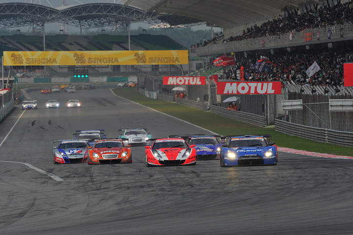 GT500クラスのスタートシーン