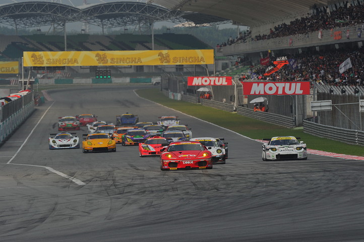 GT300クラスのスタートシーン