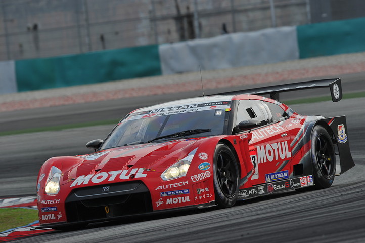 決勝2位は、MOTUL AUTECH GT-R（本山哲／ブノワ・トレルイエ組）でニッサンが1-2