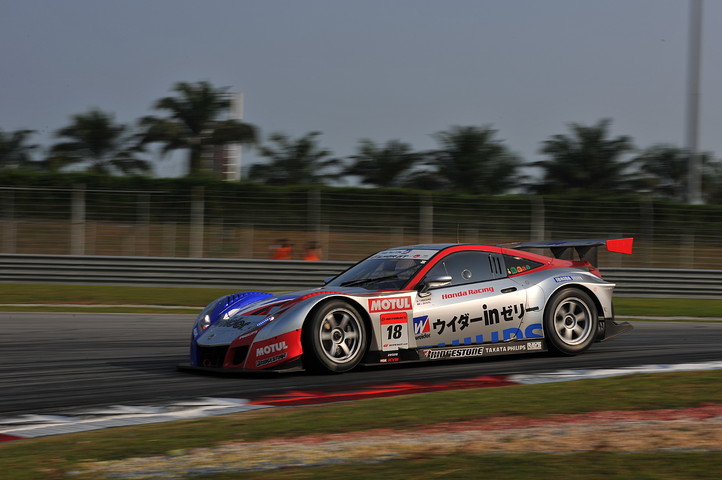 決勝3位は、ウイダーHSV-010（小暮卓史／ロイック・デュバル組）