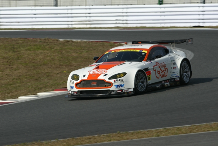 ストレートの長い富士ではリストリクター径で優遇されているFIA-GTが有利。その通りにトップタイムはアストンマーチンが獲得した