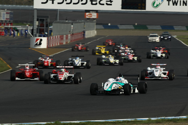 14周の決勝レースがスタートした