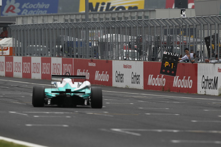 トップでフィニッシュする国本雄資（トムス）