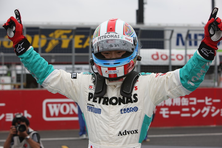 優勝して喜びの国本雄資（トムス）