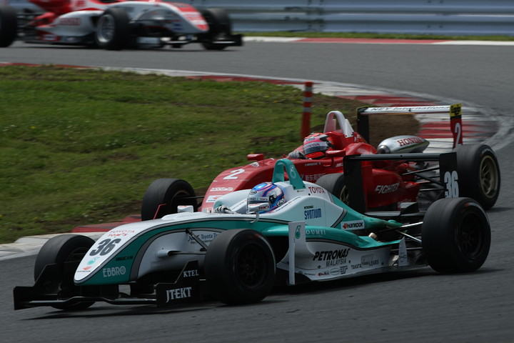 レース中盤、ラファエル・スズキとアレキサンドラ・インペラトーリの争い