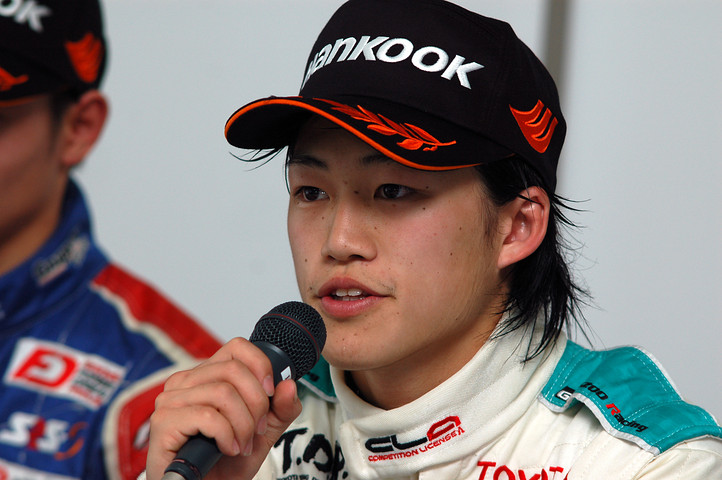 決勝記者会見: 優勝の国本雄資（トムス）