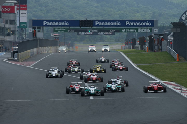 15周の決勝レースがスタートした