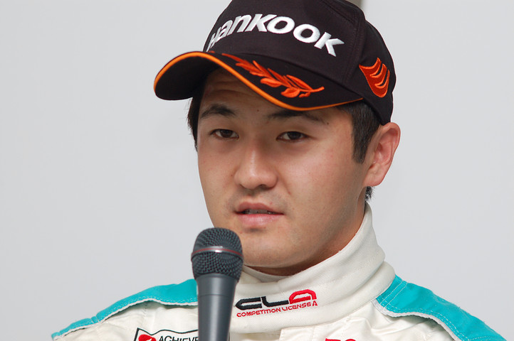 決勝記者会見: 3位のラファエル・スズキ（トムス）