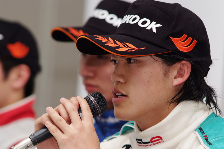 決勝記者会見: 優勝の国本雄資（トムス）