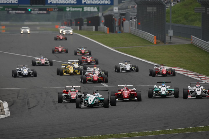 21周の決勝レースがスタートした