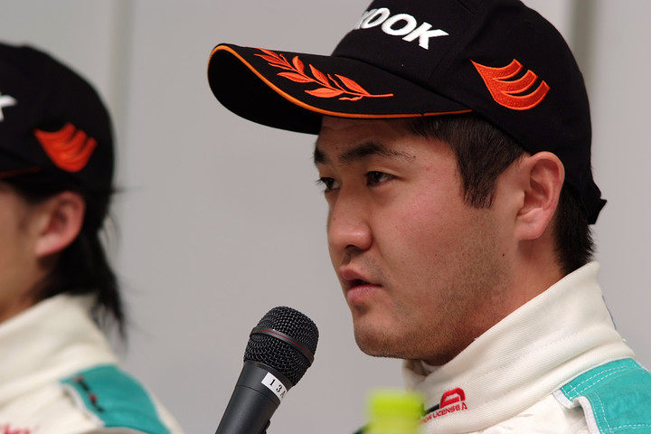 決勝記者会見: 2位のラファエル・スズキ（トムス）