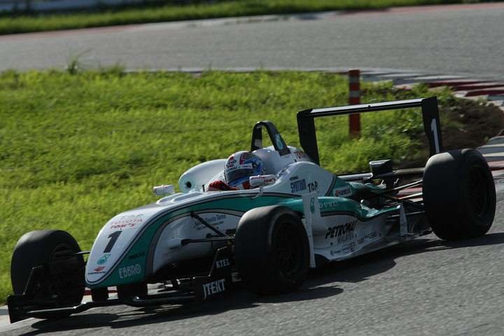 嵯峨をかわした国本雄資（トムス）は終わってみればぶっちぎりの開幕から7連勝