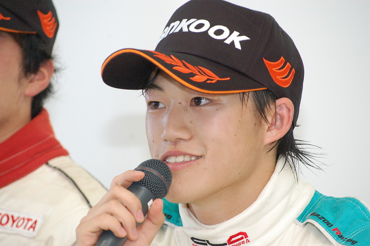 決勝記者会見: 優勝の国本雄資（トムス）