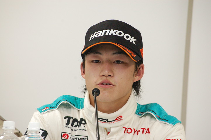 決勝記者会見: 優勝の国本雄資（トムス）