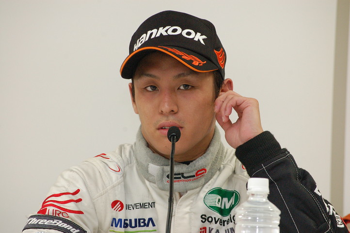 決勝記者会見: 2位の関口雄飛（スリーボンド）