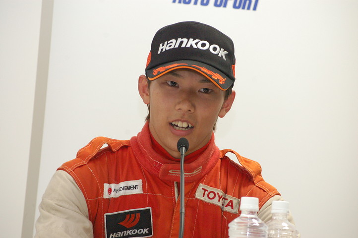 決勝記者会見: 3位の山内英輝（ハナシマ）