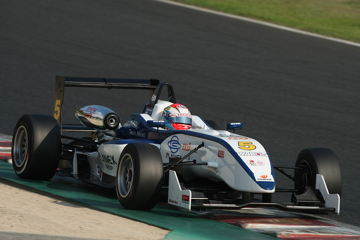 ポールシッターの山内英輝（ハナシマ）は、スタートでトップに立つもジャンプスタートのペナルティで後退