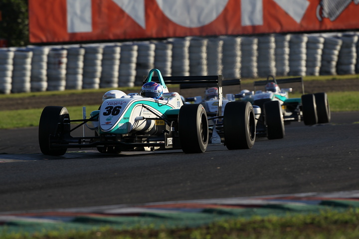 終始トップ争いを演じた、ラファエル・スズキ、山内英輝、国本雄資の3台