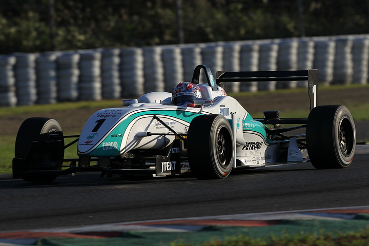 すでにドライバーズチャンピオンを決めている国本雄資（トムス）は3位