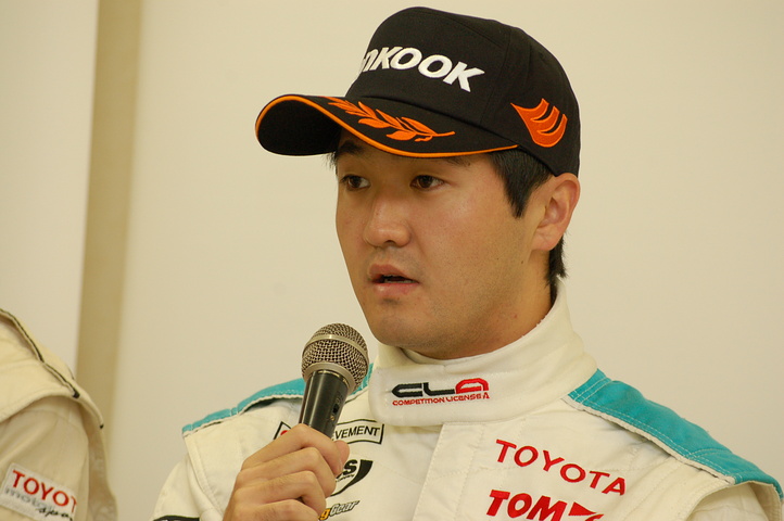 決勝記者会見: 優勝のラファエル・スズキ（トムス）