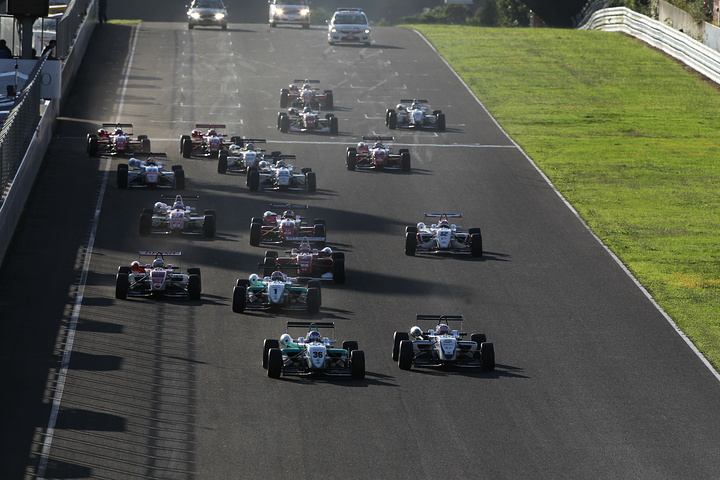 18周の決勝レースがスタートした