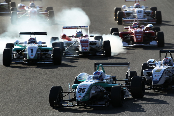 スタート直後、1コーナーの攻防