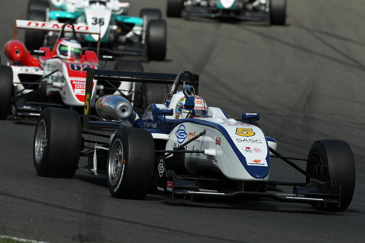 ウイニングラップで観客にガッツボーズの山内英輝（ハナシマ）