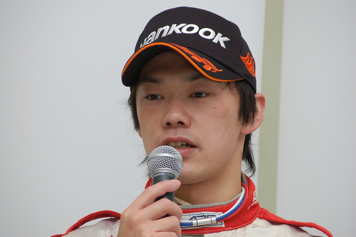 決勝記者会見: 優勝の嵯峨宏紀（ルボーセ）