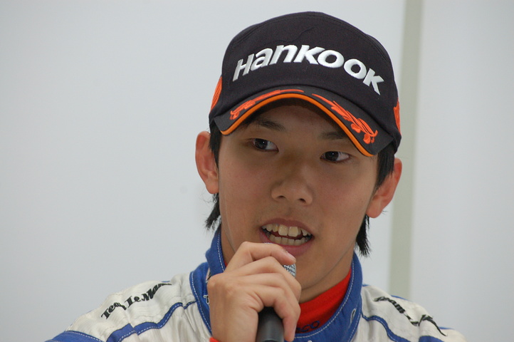 決勝記者会見: 2位の山内英輝（ハナシマ）