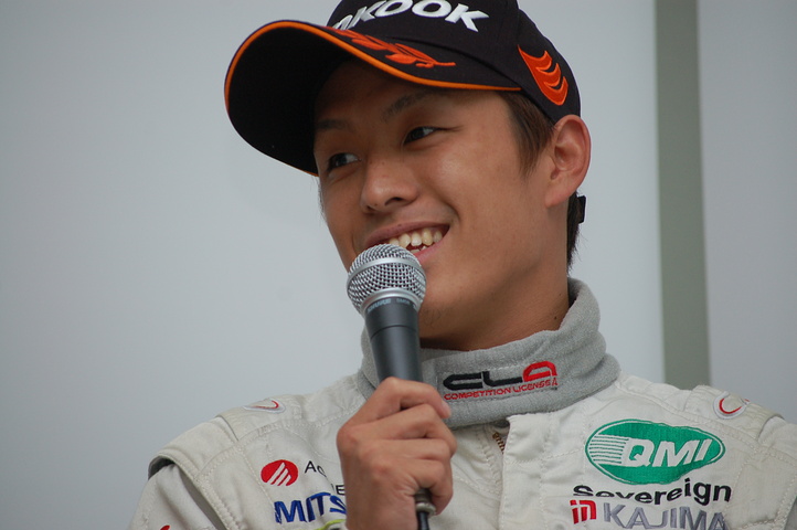 決勝記者会見: 2位の関口雄飛（スリーボンド）