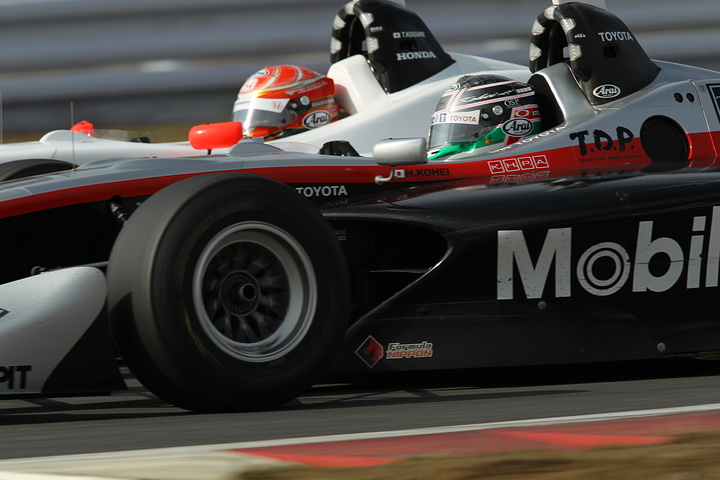 第1レース、小暮卓史と平手晃平のバトル