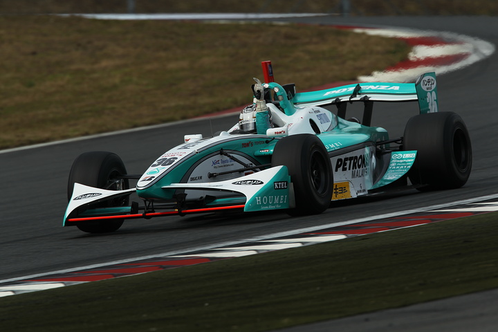 第1レース、優勝してウイニングラップで手を挙げるアンドレ・ロッテラー（トムス）