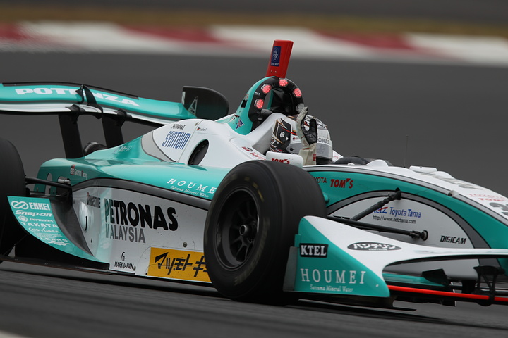 JAFGP、第2レースで優勝しウィニングラップで手を挙げるアンドレ・ロッテラー（トムス）