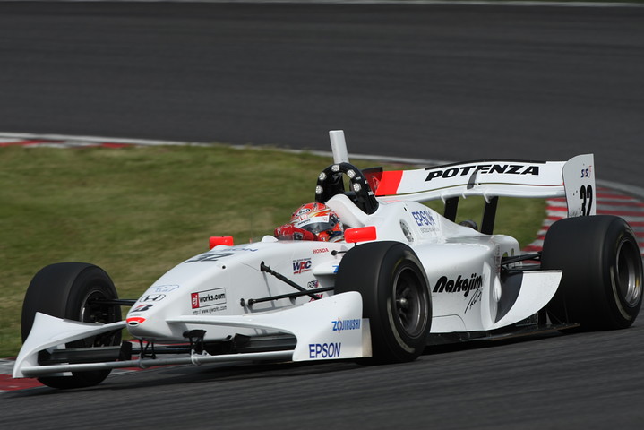 ポールトゥウインで緒戦を制したのは小暮卓史（ナカジマ）