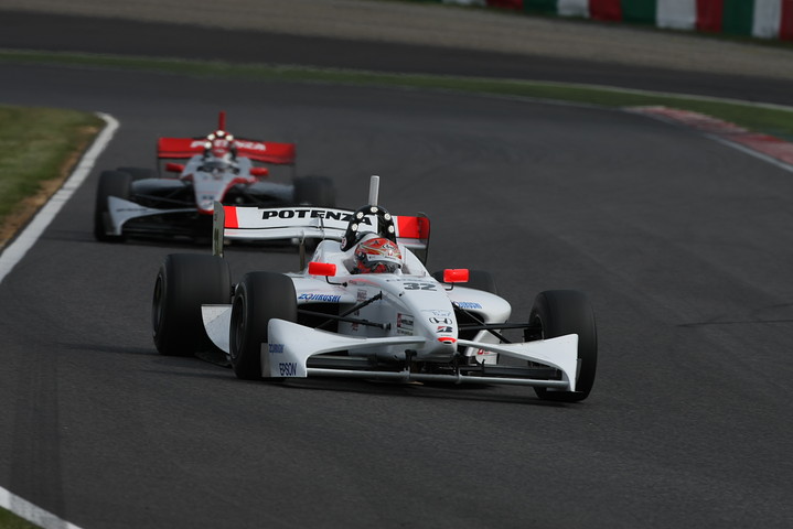 小暮卓史（ナカジマ）とジョアオ・パオロ・デ・オリベイラ（インパル）の争い