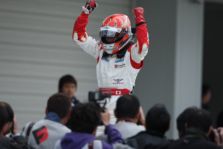 優勝して歓喜の小暮卓史（ナカジマ）