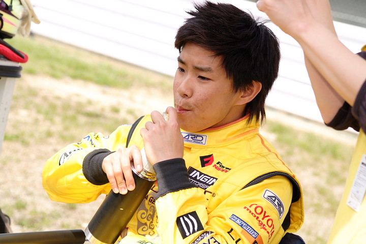 スターティンググリッド: 井口卓人（セルモ）