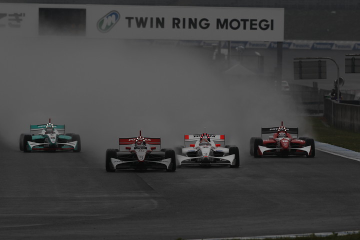 雨のなか52周の決勝レースがスタートした